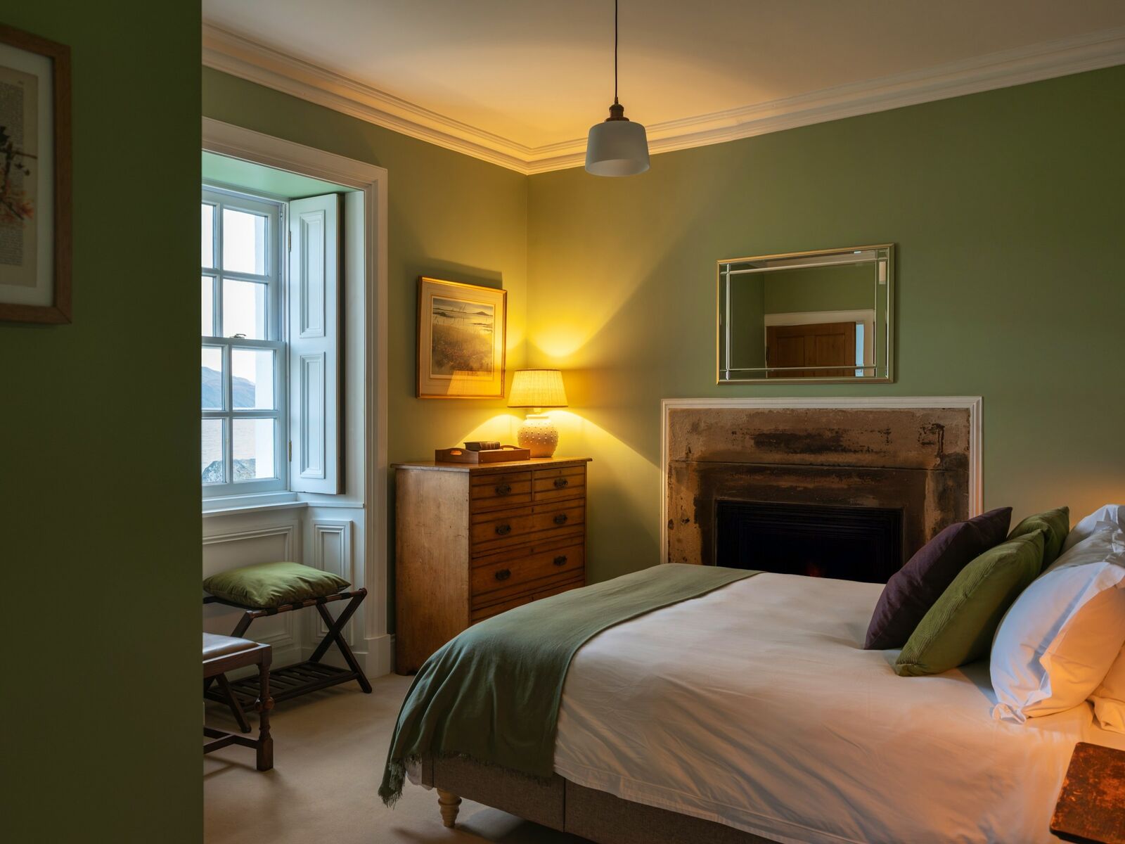 Eilean Sionnach Lighthouse Cottage period cottage to book, Isleornsay, Isle of Skye, interior view 4