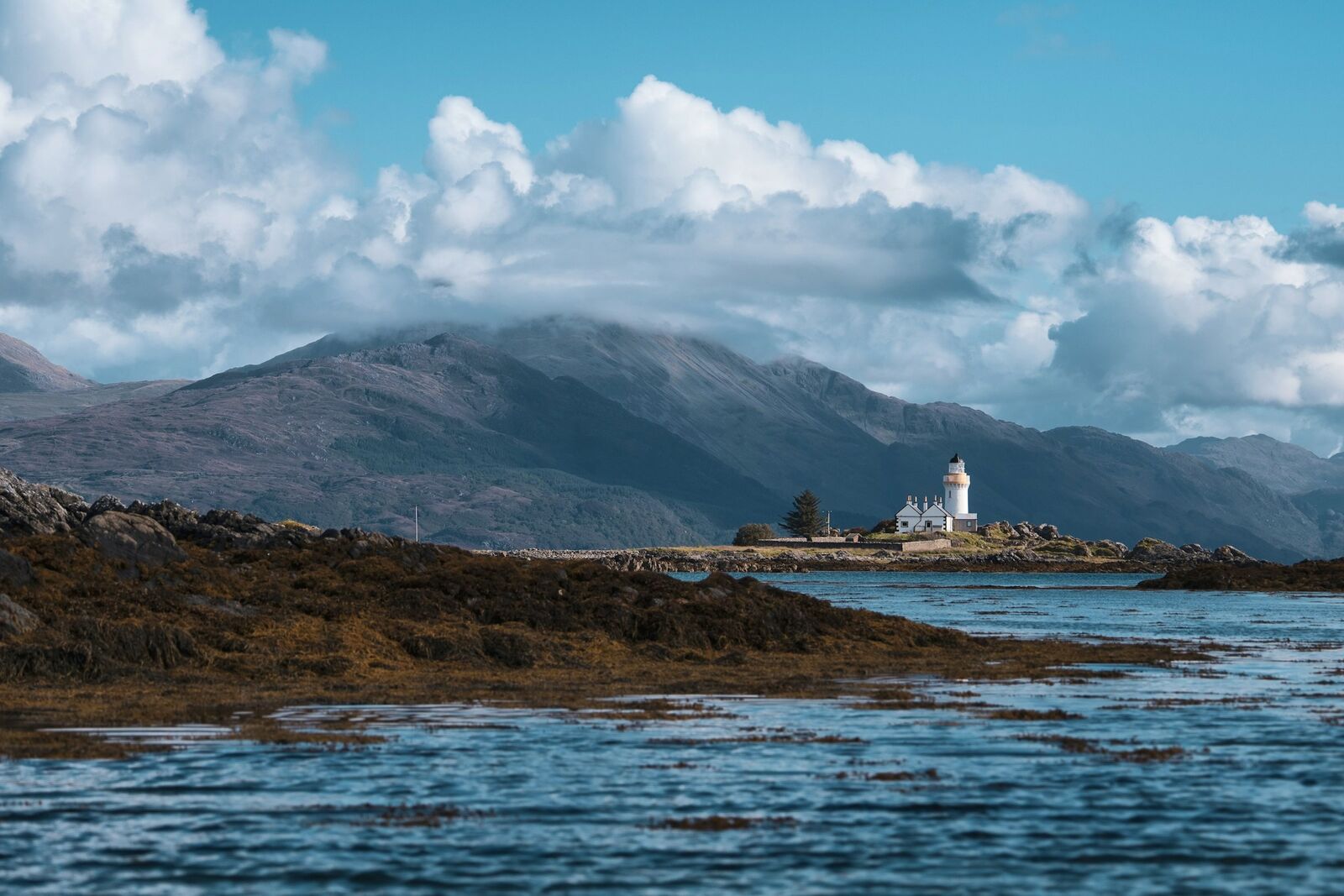 Eilean Sionnach Lighthouse Cottage period cottage to book, Isleornsay, Isle of Skye, interior view 8